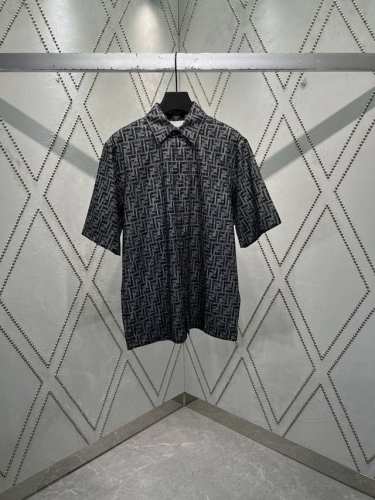 芬迪 25Ss新款意大利时尚领短袖衬衫。标准剪裁款式。暗扣开合。蓝色Ff牛仔面料材质。饰有米色全幅亚麻明线。 码数：S.M.L.Xl.