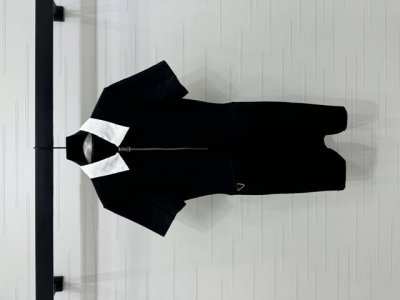 上新原单高端品质Louis Vui*Ton 2025春夏最新系列 烧花翻领短袖裙 定制进口斜纹棉材质 质感十足 通体素色配合领口四叶草字母提花徽标元素 彰显品牌