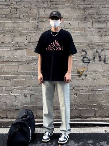 60 上新！元素碰撞，超级吸睛！Adidas/阿迪达斯夏日情侣款圆领短袖T恤，全部采用上等原料，质感好颜色鲜明！ 这种款式上身回头率超高！基础款的圆领Tee,男