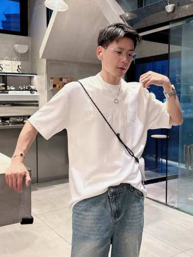 mm6* 顶级货品2025春夏新款首发专柜最新款短袖圆领T恤 高端订制 设计前卫时尚！品牌Logo重工艺设计 高端定制260克面料.手感柔软.穿着舒适.专柜级别