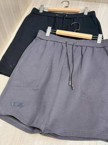 型号L713#，克罗心 2025春夏最新十字花绣标男士棉质休闲短裤，又有点运动短裤的味道，穿着比较随性百搭，略带宽松版型，简约大方，整体干净利落，不做作不浮夸；