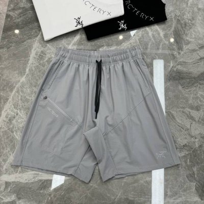 裤子 Arc'tery*始祖*鸟25S新款短裤简单干净款式推荐！精选双线格四面弹力面料.拉锁设计品牌字母印花.大腿前标志Logo经典内敛有格调，版型上依旧是基础