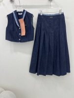 Miu Mi*25新款Miss无袖领口拼接蓝色格纹花边 胸前纽扣牛仔上衣双腰头拼接蓝色格纹半裙 俏皮的翻领设计 定制字母纽扣 胸前口袋经典Logo字母刺绣 立体