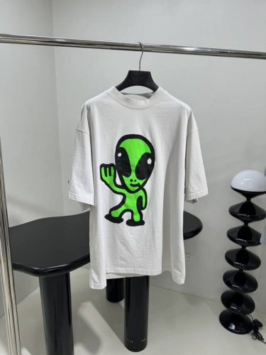 春夏新品High There + Dripley中号版型T恤 定制定染复古平纹针织面料 中号版型剪裁 正面和背面饰以Hight There + Dripley艺