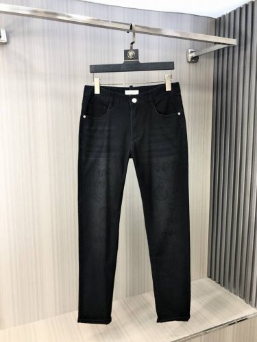蒙口2025年春季最新品牛仔裤出入专卖店无压力 专柜热销款 品味与价值共享 身穿着非常舒适 低调不失奢华 穿出去非常有档次,裤型款式和裁剪亦无需多言 上身精致跃