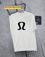 lululemon露露纯棉落肩款情侣T恤 把甜蜜和舒适穿在身上 甄选优质纯棉面料 柔软细腻 就像春日暖阳温柔包裹着肌肤 透气又吸汗 即使炎炎夏日也能时刻保持清爽