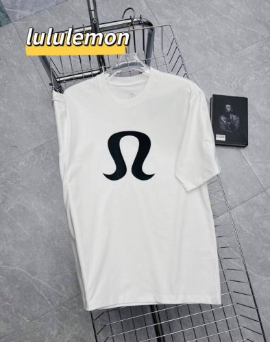 lululemon露露纯棉落肩款情侣T恤 把甜蜜和舒适穿在身上 甄选优质纯棉面料 柔软细腻 就像春日暖阳温柔包裹着肌肤 透气又吸汗 即使炎炎夏日也能时刻保持清爽