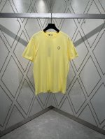 迪奥 25Ss新款 Cd Diamond T 恤是二零二五秋季男装系列新品，焕新演绎衣橱经典单品。采用黄色棉质平纹针织面料精心制作，胸前饰以 Cd Diamon