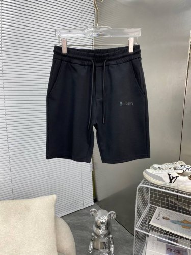 burberry巴宝莉 新款来袭 2025春夏新款休闲裤短裤，进口高密度定制面料，舒适柔软亲肤，笔挺不易起皱，简单明了，超级百搭上身效果超级棒时尚百搭，笔挺有型