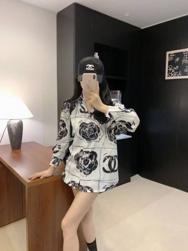 t11006# Chane*2025新品上架 字母印花 定制Yb斜纹稠材质 质感滑爽垂顺 贴肤舒适 沿用烧花工艺 呈现出满印字母图案 个性有特点 上身时髦洋气