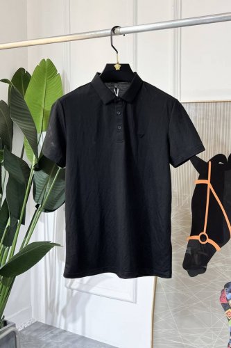 阿玛尼- 2025Ss蛇年春夏新款polo领短袖系列。精选优质长绒棉面料，时尚大牌元素Logo设计，上身版型超赞，面料细腻舒适透气，随意搭配都超级好看时尚型男必