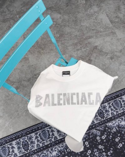 款M 巴黎110 Balenciaga巴黎世家24Ss春夏手绘字母烫钻短袖T恤 巴黎新款手写双B涂鸦字母烫钻圆领短T，高克重挺括面料，手感和质感非市面薄如纸的软
