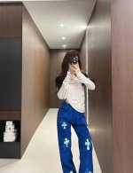 上新 好面料好细节 Ch 克罗心 多巴胺牛仔裤 有谁不爱呢 无法拒绝的牛仔裤 我真的太喜欢这条裤子了 两个颜色都好看 随便搭个小上衣就能炸街的程度 一整个高阶女