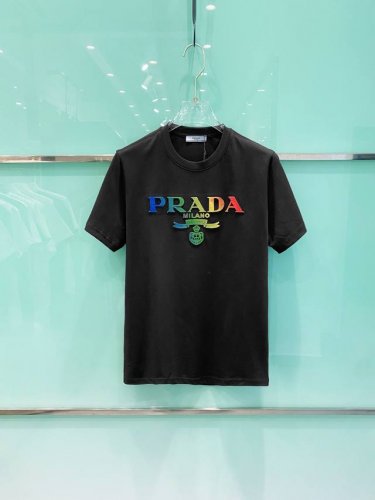 prada 普拉达 2025春夏新款男女同款短袖T恤，最新款全网独家首上！！~既经典有时尚百搭，谁不爱啊，将经典再次展现，非常的耐看，自带低奢光环与辨识度！p家