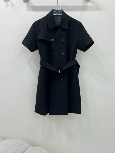 P380Burber*Y25早春新款排扣翻领短袖连衣裙 质地址五金腰带 感细腻软糯 经典减龄单品！设计时髦版型不挑人上身巨显瘦！白富美必收的完美单品。质感超赞完