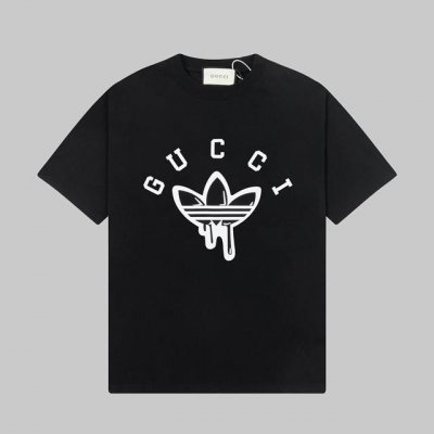 Gucci 古驰25Ss春夏新品前印花圆领短袖T恤， 三叶草搭配经典Logo，整体图案流畅处理，图案上有很多描绘设计的细节需要做到一步到位的处理。 定制240克