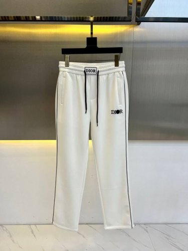 Dio迪奥、25S春夏新品男士抽绳休闲刺绣运动卫裤，全新发布新款定制，细节一丝不苟，打造出了常青树的百看不腻以及舒适百搭。休闲运动裤作为随时随地男人都能穿搭的时