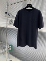 p230 -Ch 克罗心 2025春夏短袖系列 尺码: M-5Xl 版型：微阔版型 克重：230克重 潮棉短袖 成份：100%棉 面料表面纹理细腻平整 触感亲肤