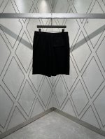 驴家 25Ss新款短裤为华美丝棉混纺泡泡纱压印全幅 Mini Monogram 图案，以惬意格调点亮炎炎夏日。可搭配同款衬衫，于昼夜场合彰显摩登风尚。 码数：S