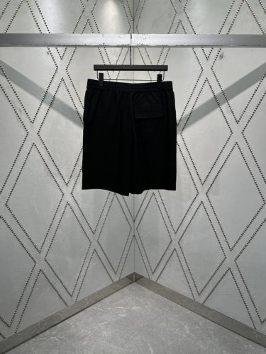 驴家 25Ss新款短裤为华美丝棉混纺泡泡纱压印全幅 Mini Monogram 图案，以惬意格调点亮炎炎夏日。可搭配同款衬衫，于昼夜场合彰显摩登风尚。 码数：S