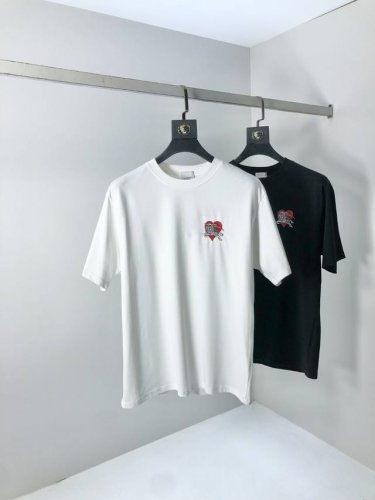 巴宝莉 穿200斤。宽松版 顶级货品2025春夏新款首发专柜最新款短袖圆领T恤 高端订制 设计前卫时尚！品牌Logo重工艺设计 高端定制天丝面料.手感柔软.穿着