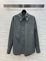 25早春新品 链条镶边衬衫 时髦感在线 日常穿搭很抬气质感 链条镶边条勾勒设计 简洁感设计 实穿性很强 不管是日常出街或者通勤都Ok 单穿内搭都好好看 采用定制
