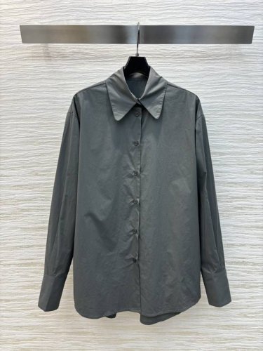 25早春新品 链条镶边衬衫 时髦感在线 日常穿搭很抬气质感 链条镶边条勾勒设计 简洁感设计 实穿性很强 不管是日常出街或者通勤都Ok 单穿内搭都好好看 采用定制