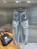 Dg家 dg工装风牛仔 夏日随性潮流首选 浅蓝色牛仔布 自带清新感 做旧处理又增添了几分复古韵味 大口袋设计是工装风的灵魂 实用性拉满 破洞和补丁元素让它个性十