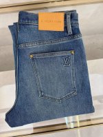 lv 2025春夏新款现货上市，原单爆款牛仔裤超级定制款，原版五金，超级重工工艺，版型超赞细节做工无可挑剔！款式不挑人，特别高档，好货不等人，看中赶紧下手，尺码
