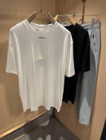 prad*A普*达2025春夏新款男女同款短袖T恤，最新款全网独家首上！！~既经典有时尚百搭，谁不爱啊，将经典再次展现，非常的耐看，自带低奢光环与辨识度！Pr*