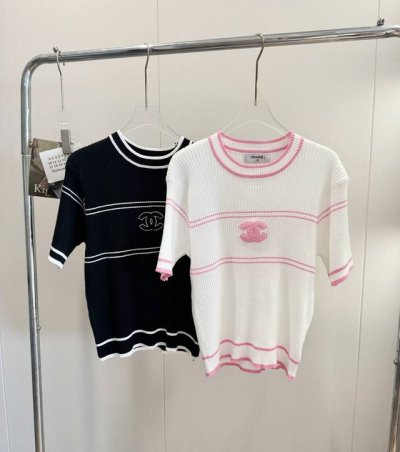 品名：Chane*25Ss 双C撞色Logo钩花针织短袖 尺码：M.L 颜色：白粉色 黑白色 经典的圆领设计，丰富视觉层次，打破传统沉闷，正肩的宽松版型，上身舒
