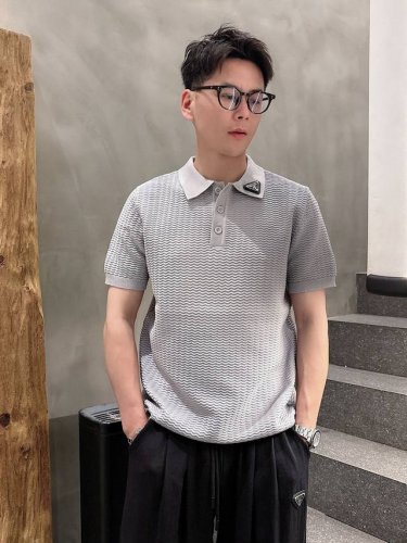 普家新款混纺针织短袖，采用针织混纺面料拼接，质感细腻柔软，温暖轻盈而透气、亲肤舒适。针织立体感十足紧密衣摆。衣领前三角标设计，超级好看！码数S-Xxl