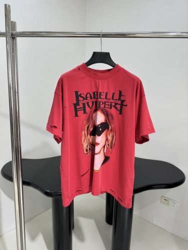 新品Isabelle Huppert明星系列 宽松廓形T恤 同源平纹纱线针织面料 定制定染 正面饰Isabelle Huppert明星 术作品印花，背面饰以签名