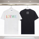 858# 260克 罗*威 25早春新款 胸前彩色字母Logo印花短袖T恤，采用260克32支紧密双纱纯棉面料，面料柔软。 颜色: 黑色 白色 尺码:S M L