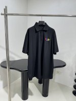联名Ebay新品珠地棉polo T恤 采用黑色珠地棉面料制作 经典polo领口设计 胸口饰有Ebay 植绒徽标刺绣 领口纽扣开合 男女同款 ：黑 ：