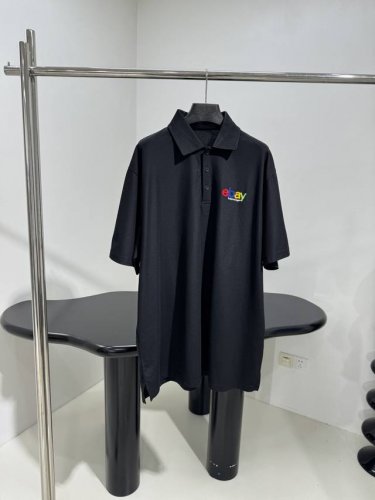 联名Ebay新品珠地棉polo T恤 采用黑色珠地棉面料制作 经典polo领口设计 胸口饰有Ebay 植绒徽标刺绣 领口纽扣开合 男女同款 ：黑 ：