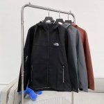 The North Face 北面反光条小Logo软壳户外冲锋衣 外套情侣款#爆款来袭 采用出口级聚酯纤维加密防风歪布 防水涂层无惧春季雨天气！可调节袖口&连帽