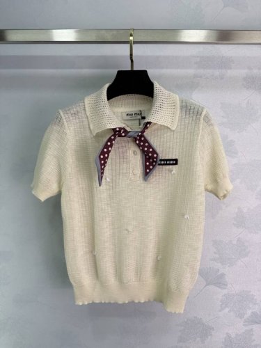 Miu*丝巾翻领短袖针织衫 杏色 夏季薄款 透气舒适 适合多种场合穿搭 配有可爱波点丝巾 增添时尚感 1色3码Sml T226B