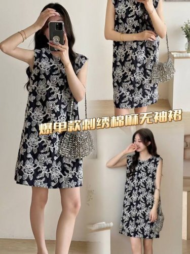 连衣裙 超级大爆款 轻奢优雅气质刺绣无袖连衣裙 夏日里最动人的诗篇 裙身以匠心勾勒花卉图案 丝丝缕缕皆是浪漫 无袖设计露出光洁手臂 短款版型俏皮灵动 每一步都踏