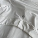 细节图 品质运动Lululemon 露露乐蒙 四色立领夏季原纱小蛮腰冰感防晒衣 女款上衣 它简直就是防晒界的翘楚！后背透气设计 只需这一件，就能拥有防紫外线、透