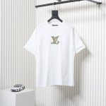 Louis Vuitton Lv 路易威登 25Ss 麻绳结刺绣短袖T恤 Lovers刺绣贴饰融入25秋冬秀场的套索Ropes元素风格，与后部路易标识相映成趣，