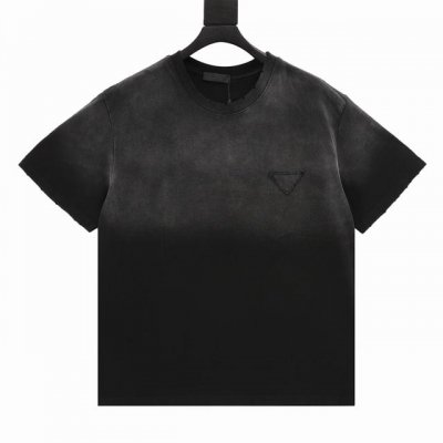 prada 普拉达 渐变水洗三角标圆领短袖 定制高克重 针织棉面料精心制作，手感特别的扎实，质感拉满，松软细腻上身舒适，优越的吸湿排汗性能，不闷热！胸前草写Lo