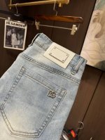 Dg25S春夏男士休闲牛仔裤.......棉质牛仔面料打造 质地柔软又不失筋骨，手感干爽有韧性 经典的标志性浮雕徽标，灵魂般的点缀 各项指标皆为上品，自然带来极