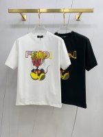 ss芬迪纯棉最新面料经典标识图案Logo时尚简约潮流短袖，最顶级的品质专柜原单短袖，顶级制作工艺进口面料，专柜款独特设计，采用进口高端订制面料。官网在售！面料版