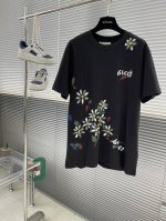gucc 2025Ss春夏 男女情侣款手绘款Logo图标设计 短袖T恤简约的时尚元素设计凸显精简,隶属今夏高颜值单品. 客供优质针织棉面料,手感顺滑细腻,着身的