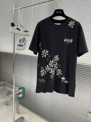 gucc 2025Ss春夏 男女情侣款手绘款Logo图标设计 短袖T恤简约的时尚元素设计凸显精简,隶属今夏高颜值单品. 客供优质针织棉面料,手感顺滑细腻,着身的