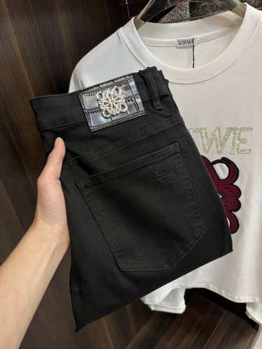 主推 P250 Loewe 独家专供25S开春新款罗意威潮男时尚休闲牛仔裤，高端欧版原单裤子，潮流时尚休闲裤子 透气舒适度高，细节无可挑剔，品牌元素设计理念，体