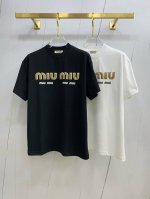 miumiu2025新款原单男士休闲打底短袖T恤！高端定制 高版本 时尚百搭爆款宽松版型原版进口420克双股纯棉面料 螺纹袖口.领口衣摆 手感超柔软细腻 穿着亲