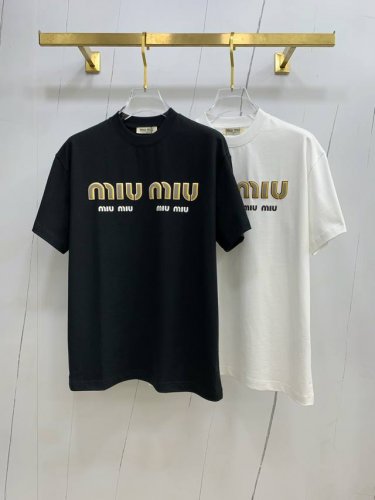 miumiu2025新款原单男士休闲打底短袖T恤！高端定制 高版本 时尚百搭爆款宽松版型原版进口420克双股纯棉面料 螺纹袖口.领口衣摆 手感超柔软细腻 穿着亲