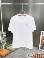 Kiton 2025新品男士休闲圆领刺绣短袖T恤 ，纯棉面料，简单大气的款式，甄选优质面料密度紧实久穿不易变形，微弹力柔软有质感，上身舒适性与透气性绝佳！的胸前